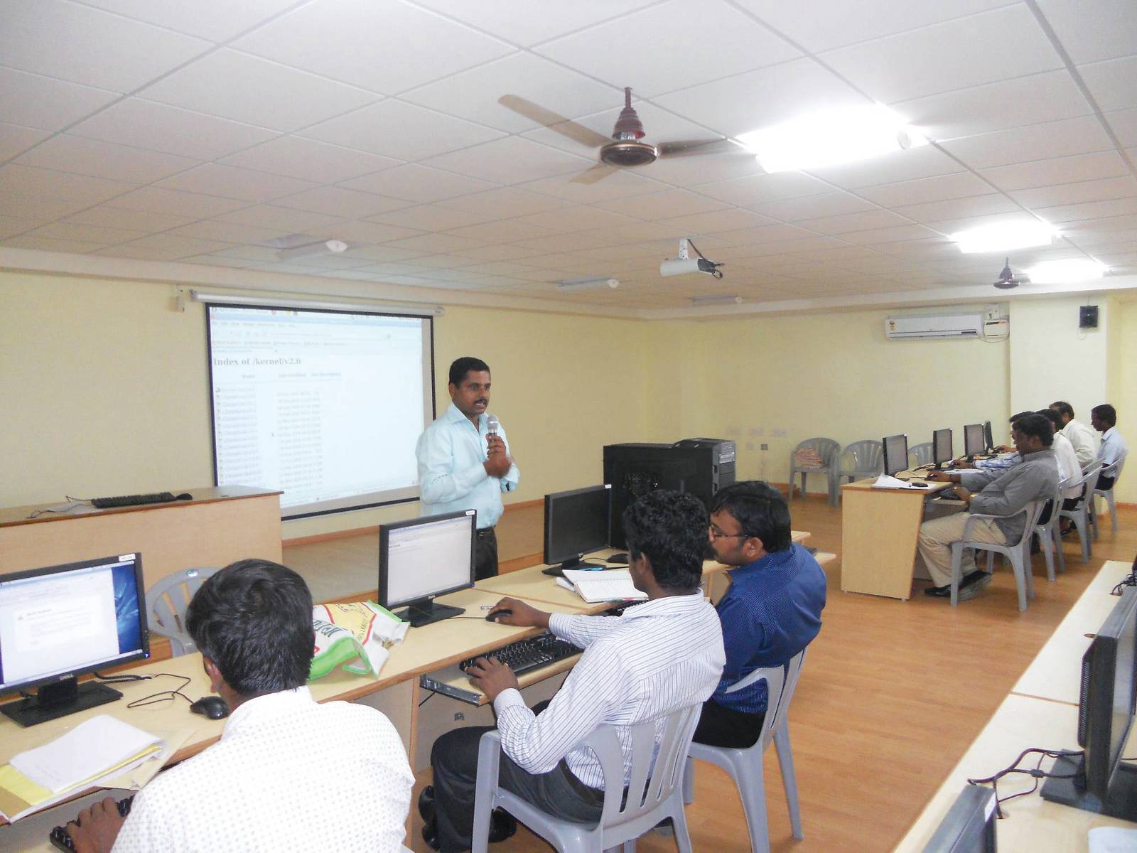 Baskar conducting a workshop at S M K Fomra Institute of Technology, Chennai
