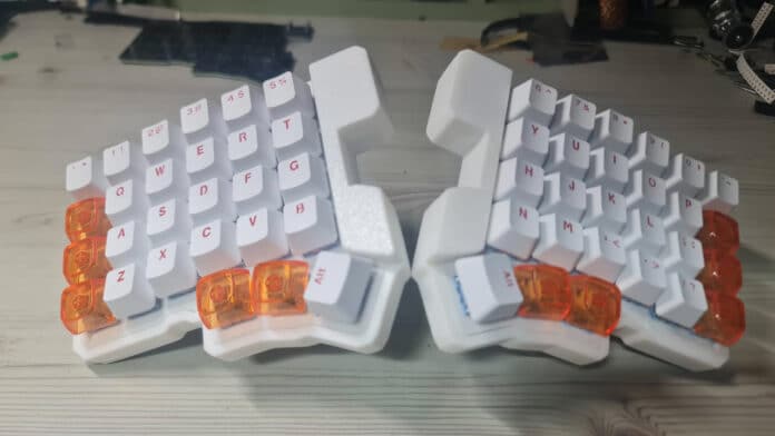 split keyboard Silakka54 HE open-source split keyboard.